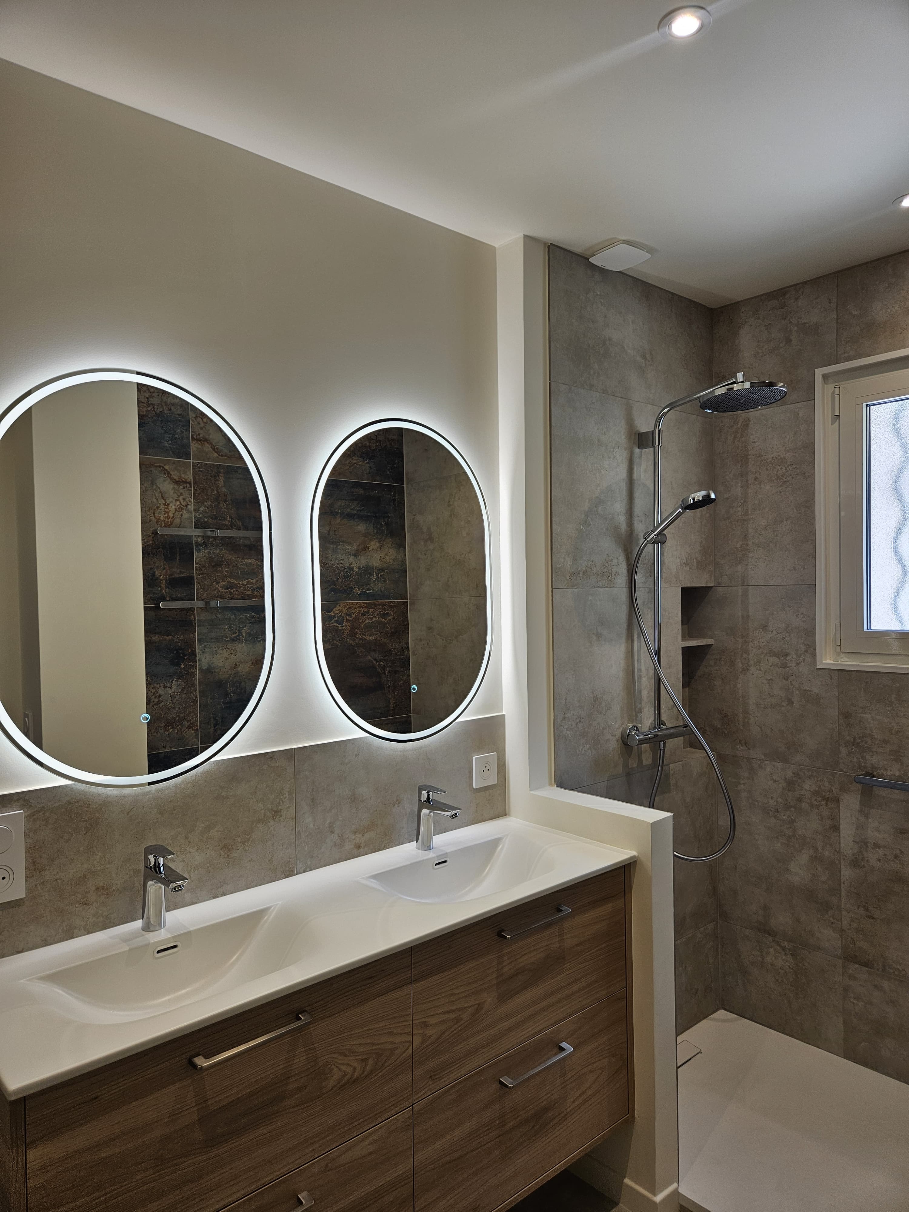 Salle de bain double vasque avec miroirs rétroéclairés