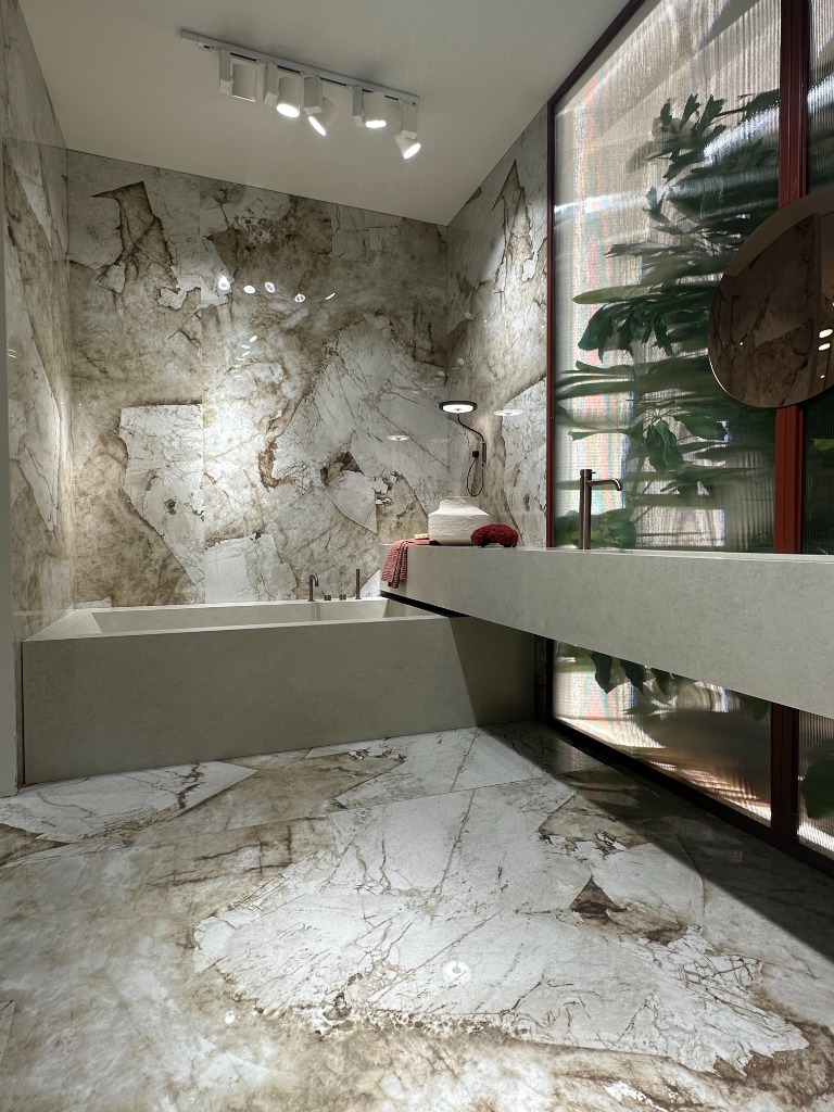 Revêtement mural en marbre grand format pour un salon luxueux